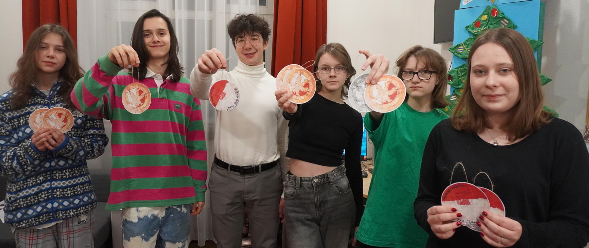 Wychowankowie prezentują wykonane rzez siebie bombki