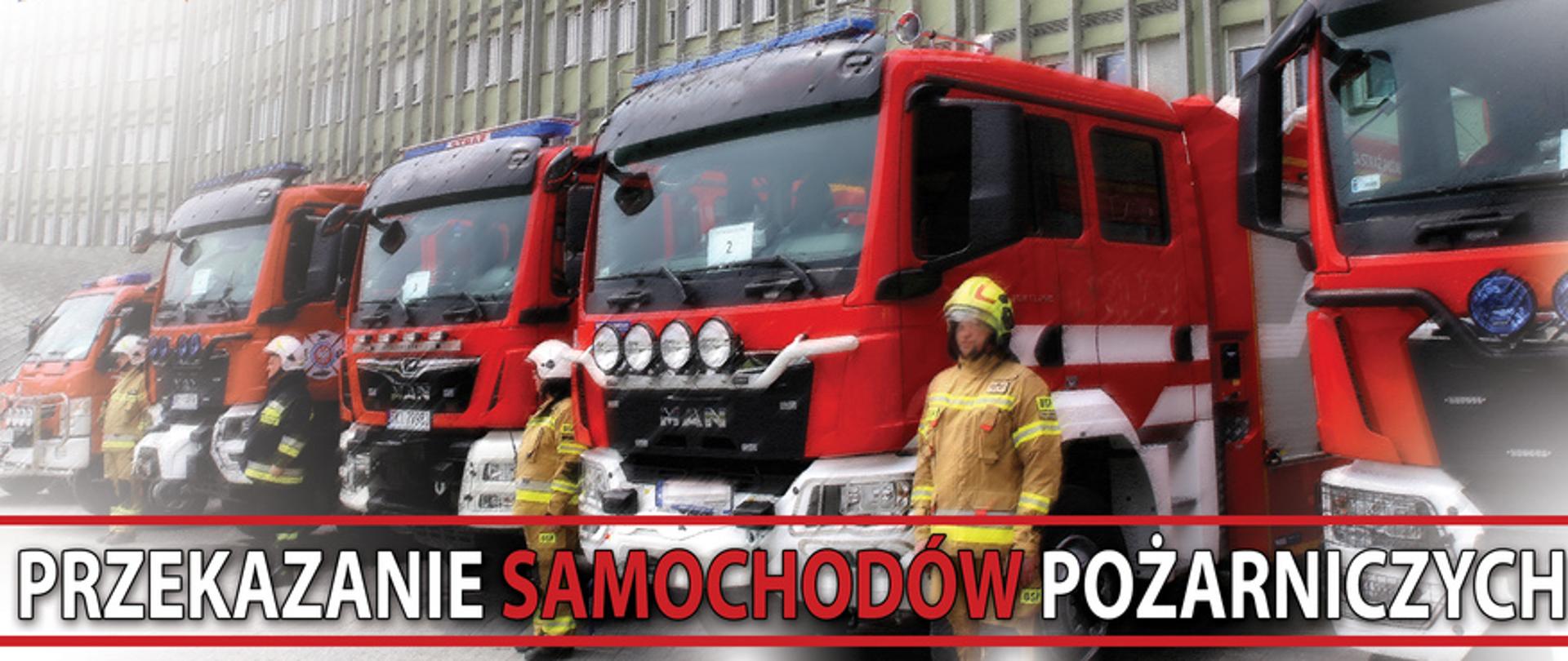 Na zdjęciu widzimy pojazdy pożarnicze stojące przed wieżowcem Urzędu Wojewódzkiego w Kielcach. Przed pojazdami stoją strażacy w piaskowych mundurach. na dole napis: "Przekazanie Samochodów Pożarniczych".