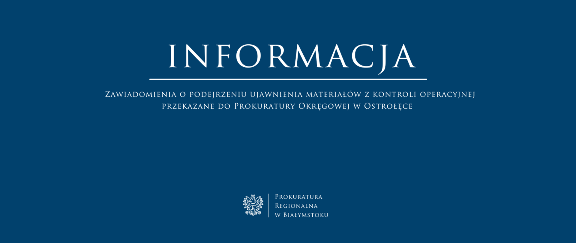 Niebieskie tło z białym napisem komunikat oraz tytułem Zawiadomienia o podejrzeniu ujawnienia materiałów z kontroli operacyjnej przekazane do Prokuratury Okręgowej w Ostrołęce. W dolnej części centralnie białe godło oraz nazwa jednostki Prokuratura Regionalna w Białymstoku