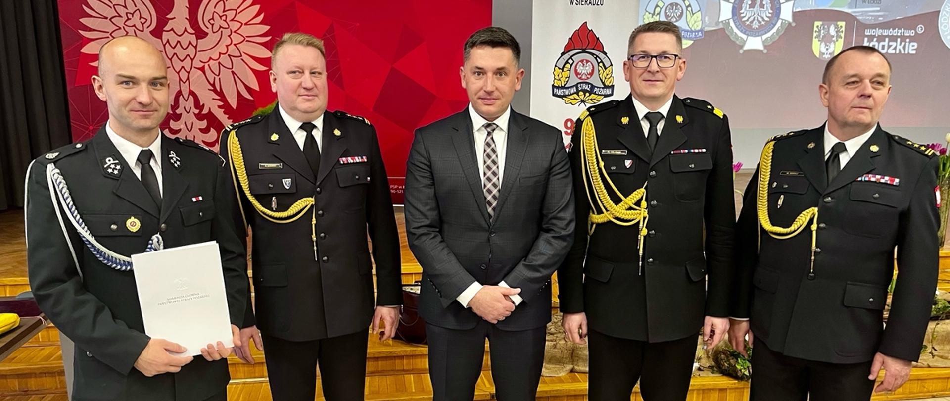 Na zdjęciu od lewej dh Radosław Ludwisiak - Prezes OSP Konstantynów Łódzki, st. bryg. Grzegorz Janowski - Łódzki Komendant Wojewódzki PSP w Łodzi, Robert Jakubowski - Burmistrz Konstantynowa Łódzkiego, nadbryg. Krzysztof Hejduk - Z-ca Komendanta Głównego PSP oraz st. bryg. Władysław Duraj - Komendant Powiatowy PSP w Pabianicach. 