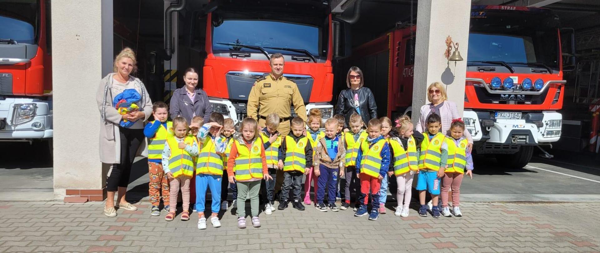 Zdjęcie grupowe Komendanta Powiatowego i dzieci