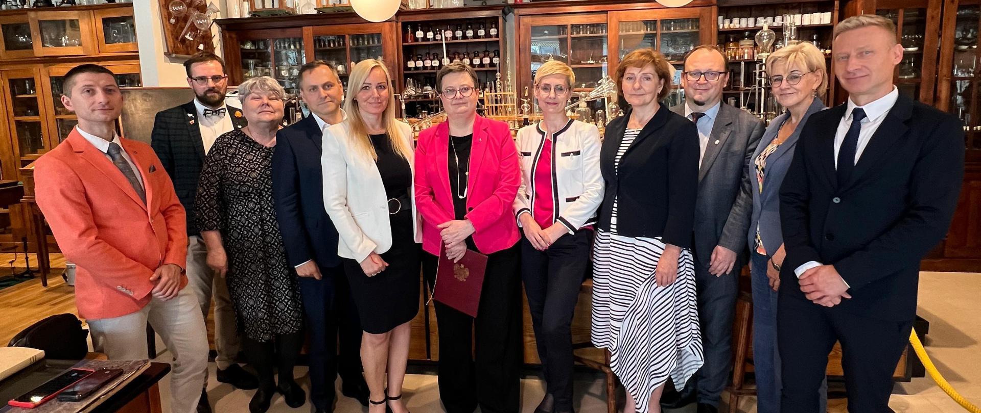 Spotkanie z dyrektorami szkół, udział w uroczystym zakończeniu olimpiad organizowanych przez Wydział Chemii Uniwersytetu Jagiellońskiego – to najważniejsze punkty wizyty sekretarz stanu w Ministerstwie Edukacji Narodowej Katarzyny Lubnauer w Krakowie. 