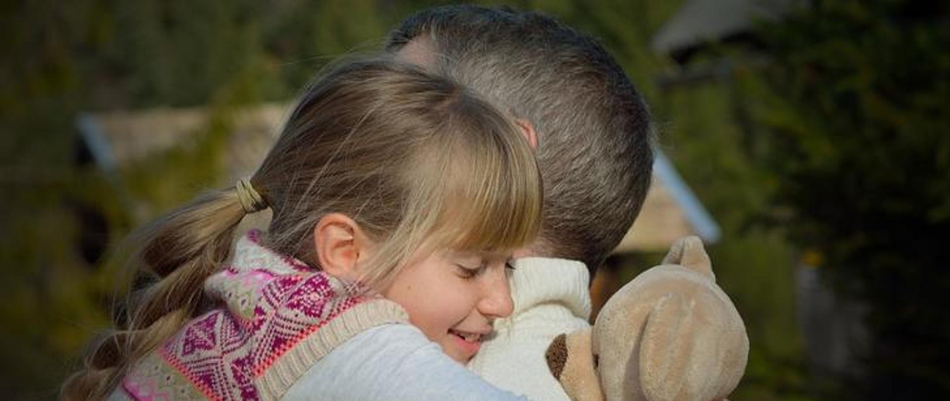 Dziewczynka z misiem 