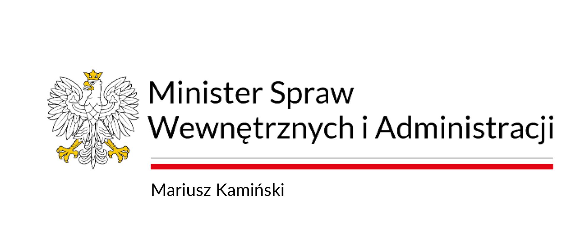 Mariusz Kamiński
Funkcjonariuszki i Funkcjonariusze Państwowej Straży Pożarnej,
Druhny i Druhowie Ochotniczych Straży Pożarnych,
Pracownicy Cywilni PSP,
tegoroczne Święta Bożego Narodzenia i zbliżający się Nowy Rok 2023 skłaniają do podsumowań i refleksji.
Wszyscy widzieliśmy Wasze zaangażowanie w pomoc walczącej z rosyjską agresją Ukrainie. Przekazywaliście ukraińskim strażakom sprzęt, który uratował wiele istnień. To piękny przykład solidarności. Pamiętamy też strażackie wsparcie dla Straży Granicznej w związku z kryzysem migracyjnym na granicy polsko-białoruskiej. Kiedy podjęliśmy decyzję o prewencyjnej dystrybucji jodku potasu, dzięki profesjonalizmowi Strażaków tabletki dotarły do wszystkich polskich samorządów.
Każdego dnia angażujecie się w pomoc drugiemu człowiekowi. Jesteście wszędzie tam, gdzie pojawia się zagrożenie, zwykle jako pierwsi ruszacie do działania. Dziękuję Wam za tę niezwykle wymagającą służbę i wierność rocie strażackiej przysięgi.
Nasze myśli zmierzają już w kierunku Świąt Bożego Narodzenia, radosnego czasu, który spędzamy w gronie najbliższych. Gromadzimy się przy wigilijnym stole z dala od codziennych trosk i obowiązków. Wielu spośród Was spędzi te wyjątkowe dni dbając o nasze bezpieczeństwo. Myślami będziecie jednak ze swoimi Bliskimi, którym również przekazuję wyrazy najwyższego uznania za wsparcie, które Wam okazują.
Życzę, aby nadchodzące Święta przyniosły Państwu spokój i wiele wzajemnej życzliwości.
Z poważaniem
