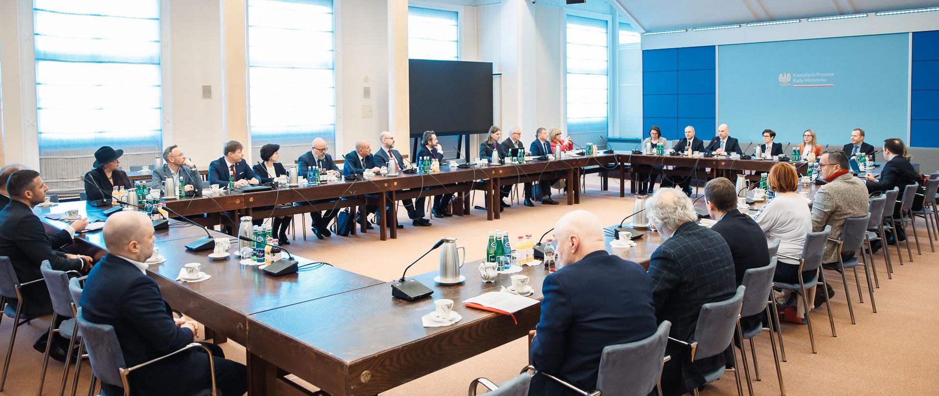 Minister, Przewodniczący Komitetu Stałego Rady Ministrów, Maciej Berek podczas spotkania z przedstawicielami samorządów zawodowych.
