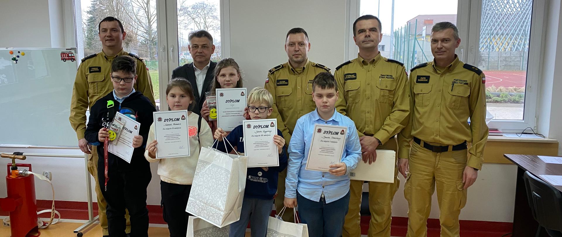 Zwycięzcy OTWP 2024 z przedstawicielami KP PSP w Ciechanowie 