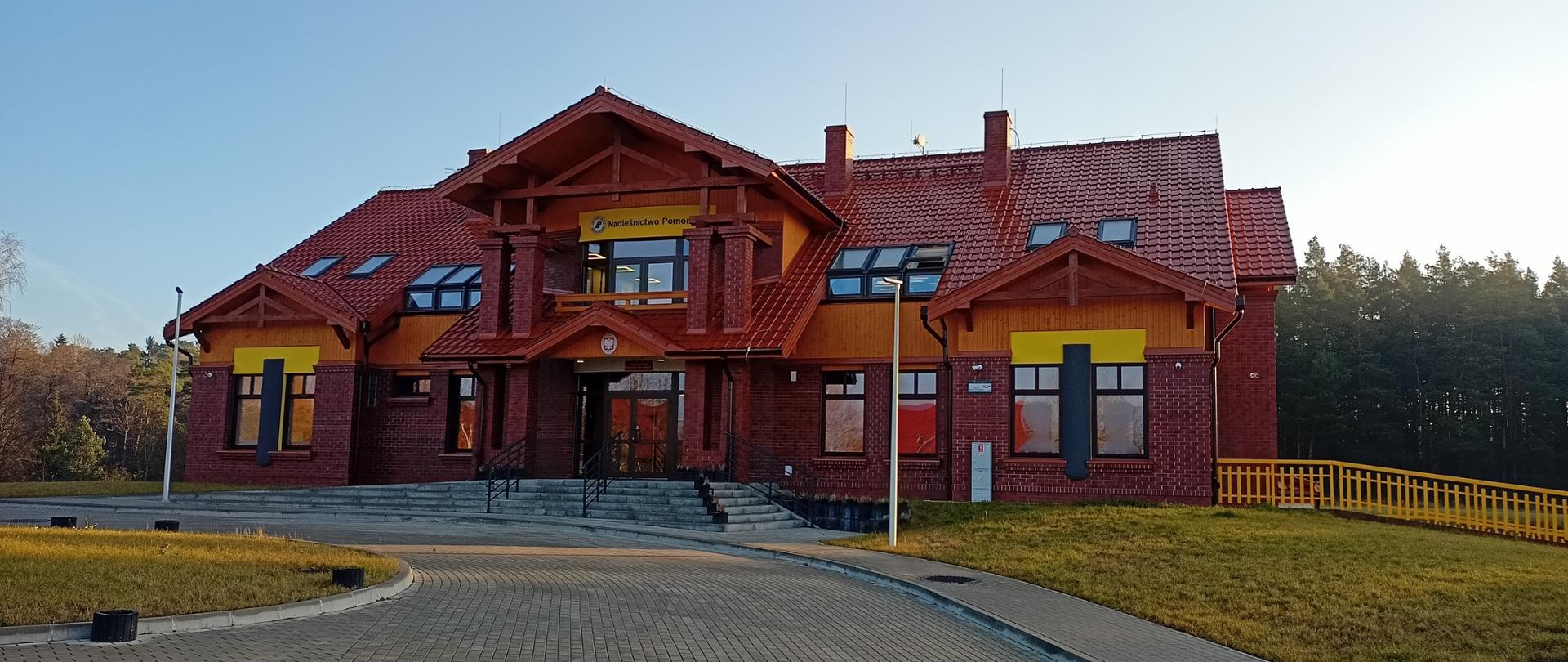 Zdjęcie przedstawia budynek Nadleśnictwa Pomorze