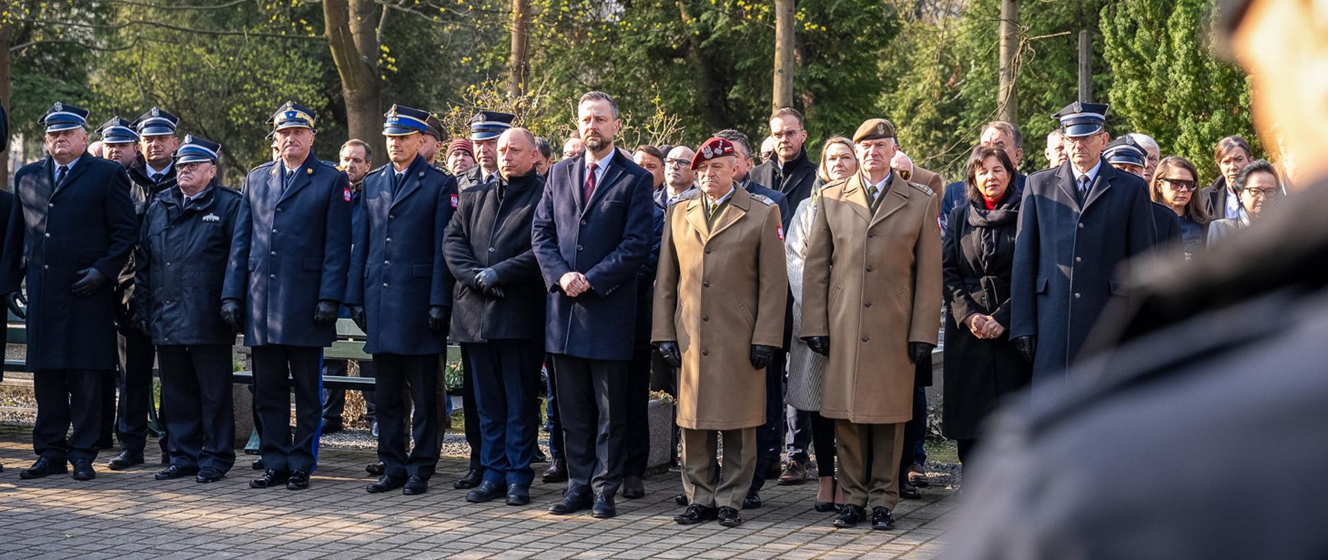 W piątek, 10 kwietnia 2026 roku, wicepremier i minister obrony narodowej Władysław Kosiniak-Kamysz wziął udział w obchodach 16. rocznicy katastrofy smoleńskiej, które odbyły się w Krakowie. Jednocześnie przedstawiciele kierownictwa resortu obrony narodowej uczestniczyli w uroczystościach centralnych w Warszawie. Sekretarz stanu w MON Paweł Bejda oddał hołd ofiarom na Cmentarzu Wojskowym na Powązkach, biorąc udział w ceremonii przy Pomniku Ofiar Katastrofy Smoleńskiej oraz składając wieńce na grobach zmarłych, w tym przy mogile Stanisława Jerzego Komorowskiego na Powązkach Cywilnych.