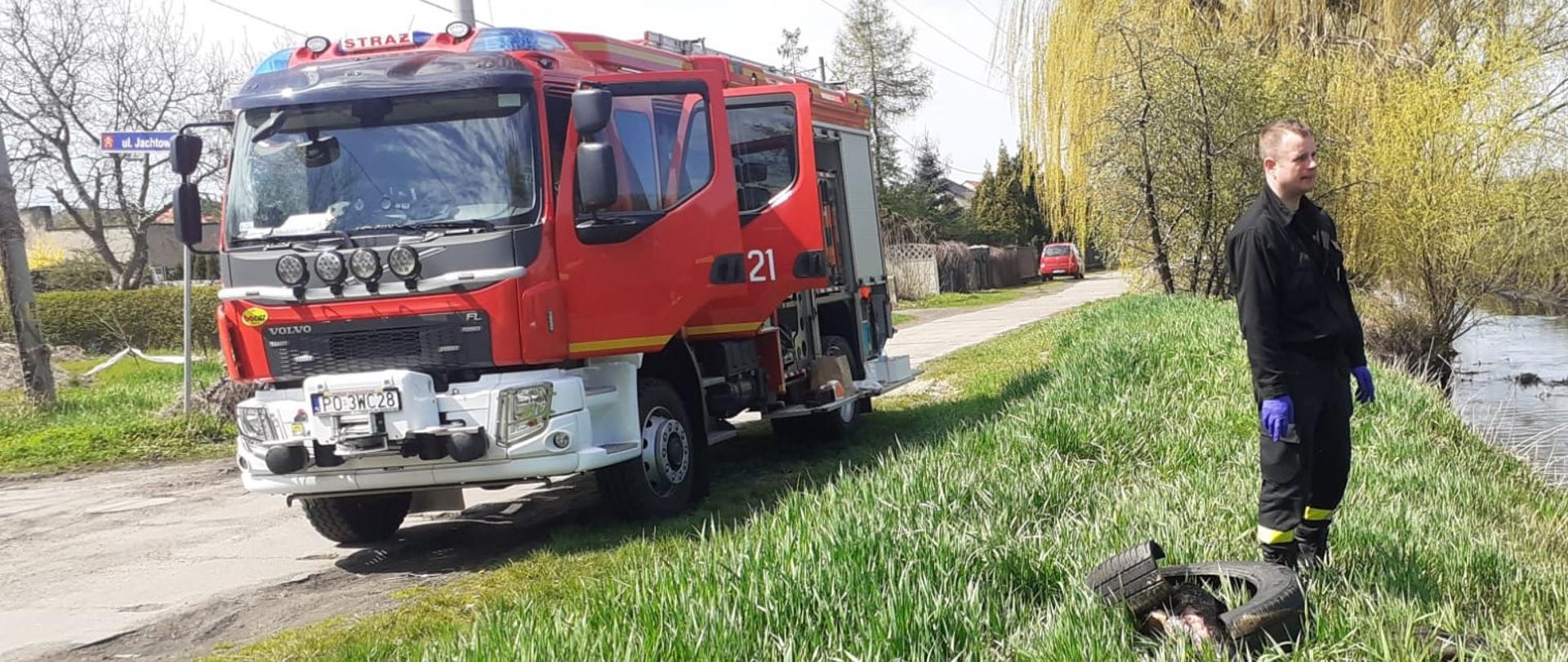 Strażacy i ratownicy WOPR sprzątają rzekę Ołobok.