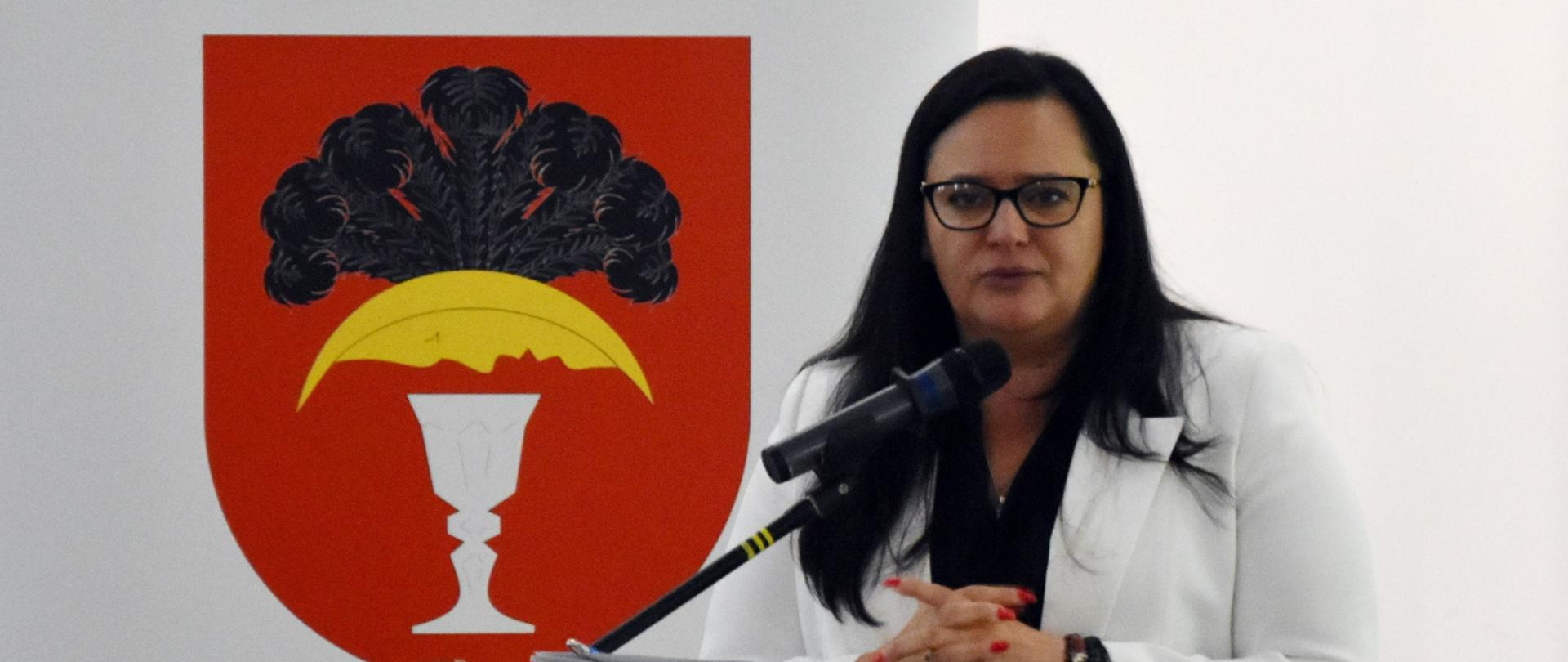 Wiceminister Małgorzata Jarosińska-Jedynak w mównicy z mikrofonem
