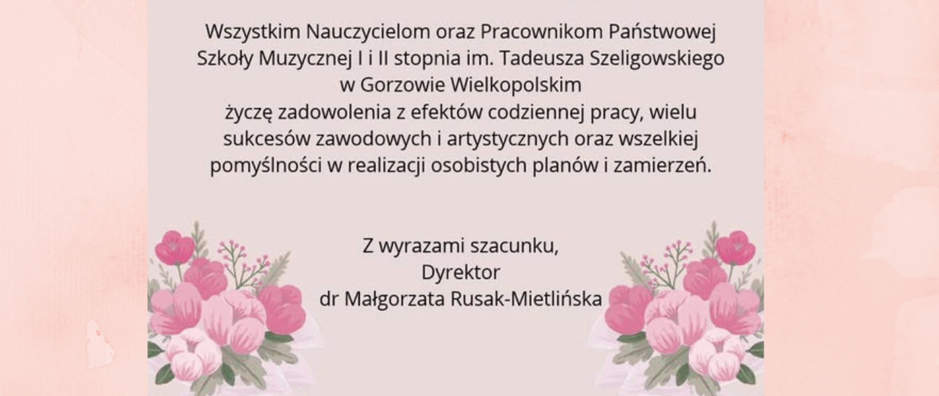 Na jasnym tle życzenia od dyrekcji z okazji Dnia Edukacji Narodowej. W dolnych rogach grafiki - bukiety różowych kwiatów