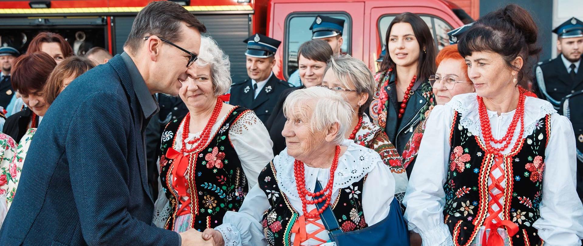 Premier Mateusz Morawiecki podczas spotkania z przedstawicielami OSP i KGW z gminy Gołcza w Czaplach Wielkich.