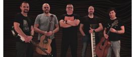 5 muzyków z zespołu "Proszę bardzo" z instrumentami w rękach.