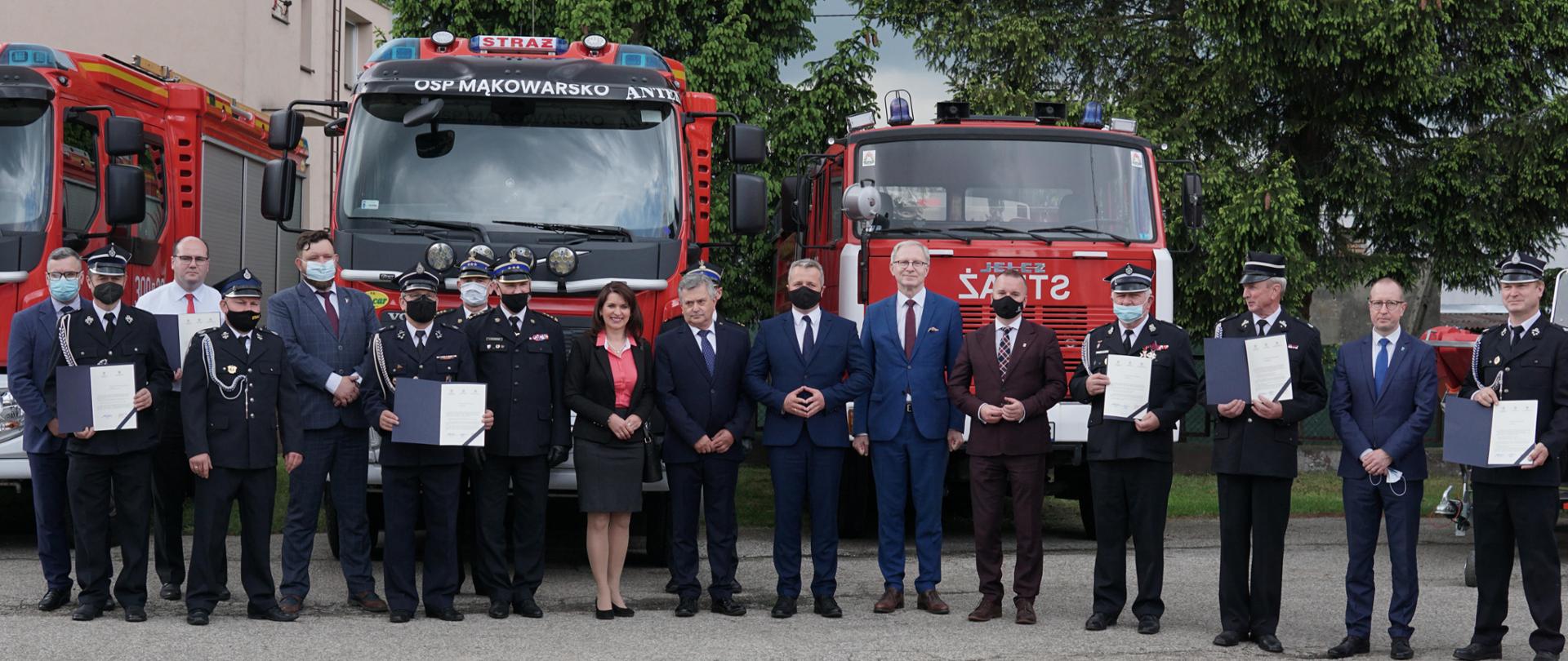 Wojewoda oraz posłowie wraz ze strażakami 