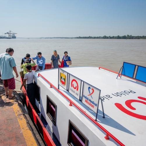 łódź z napisem na dachu Polish aid, na którą wsiadają pasażerowie