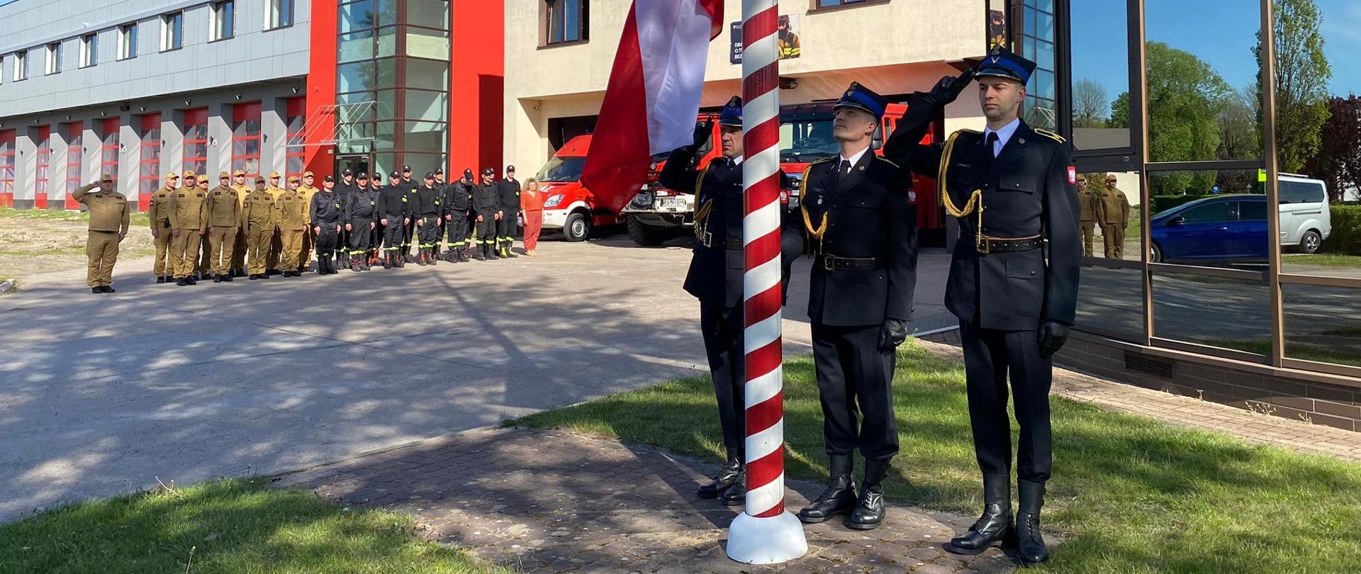 Pododdziały podczas podnoszenia flagi.
