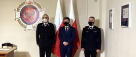 "Zdjęcie przedstawia Michała Dworczyka, szefa Kancelarii Prezesa Rady Ministrów, nadbryg. Andrzeja Bartkowiaka, komendanta głównego PSP i dh. Waldemara Pawlaka prezesa ZG ZOSP RP."