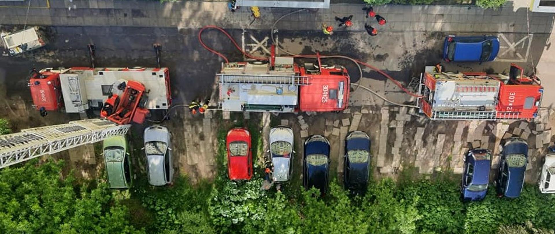 Widok z lotu ptaka dwóch samochodów gaśniczych i drabiny mechanicznej