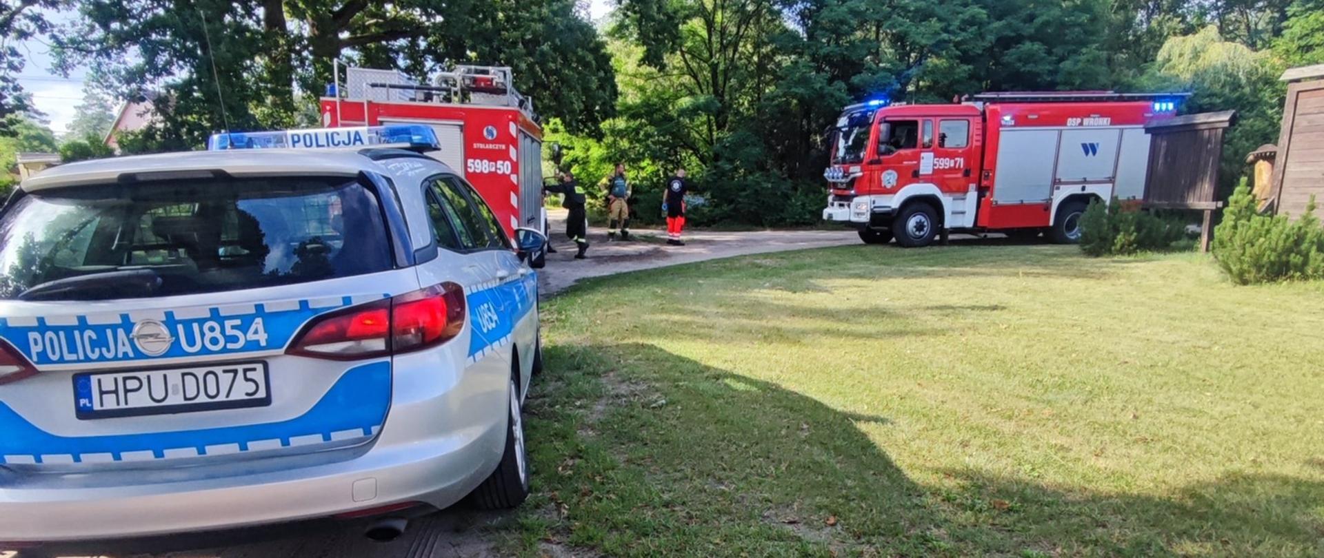 Samochód policji i straży pożarnej na poboczu