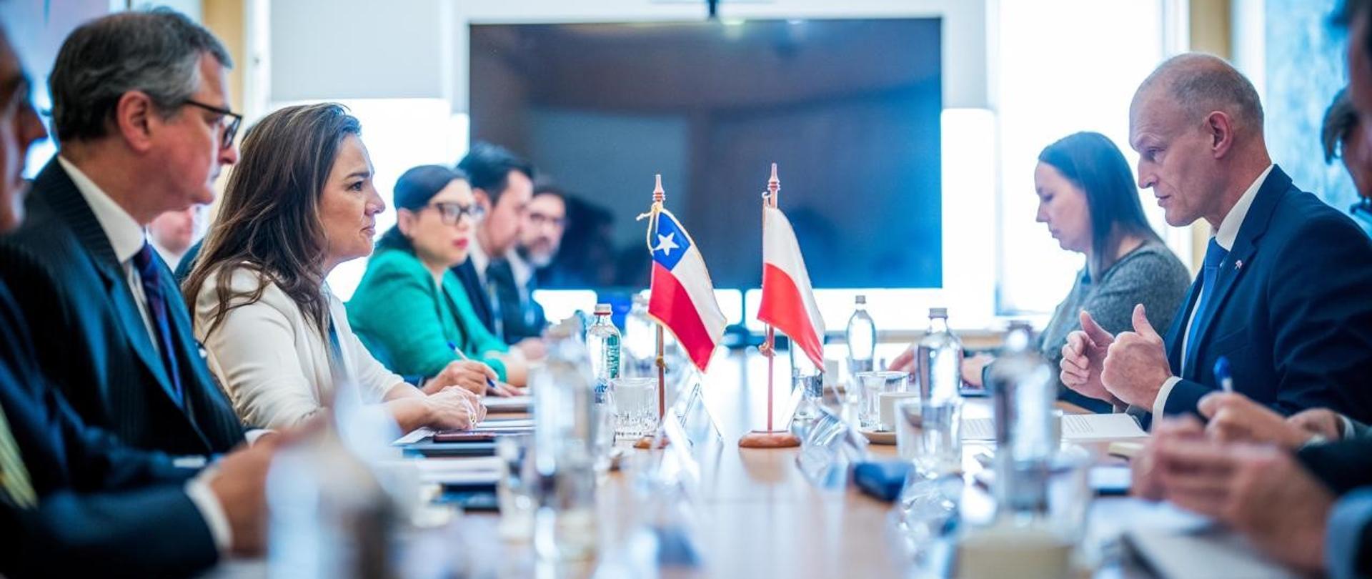 Konsultacje polityczne między Polską a Chile z udziałem Wiceministra Wojciecha Zajączkowskiego i Podsekretarza w MSZ Chile Glorii de La Fuente, Santiago 1 grudnia_2025