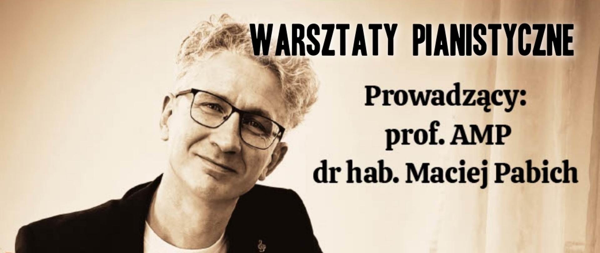 Baner warsztatów fortepianowych z prof. AMP dr hab. Maciejem Pabichem, czarne litery, beżowe tło, zdjęcie osoby prowadzącej