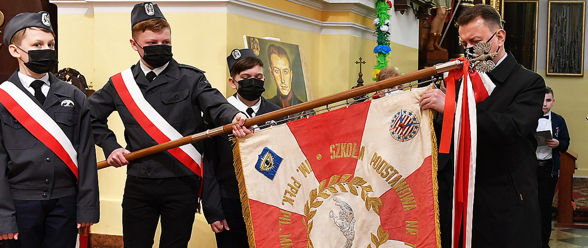 MMB nadaje medal na sztandar