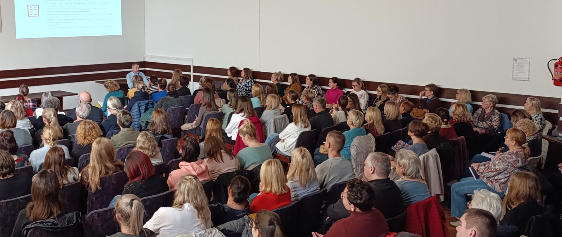 Ludzie zebrani na sali