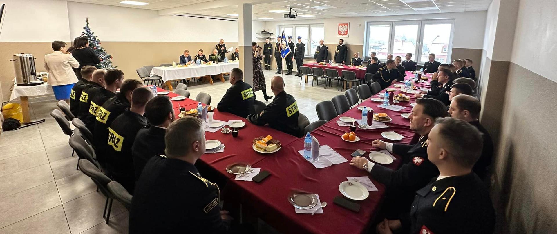 Obecni strażacy oraz zaproszeni goście podczas spotkania świątecznego.