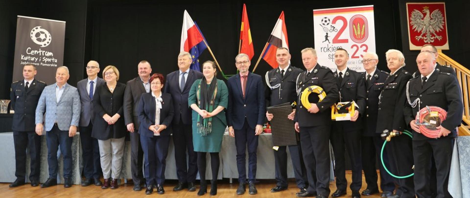 Zdjęcie przedstawia zaproszonych na uroczystość przekazania sprzętu gości oraz przedstawicieli Ochotniczej Straży Pożarnej z Jabłonowa Pomorskiego