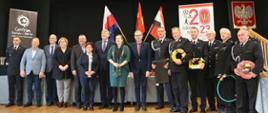 Zdjęcie przedstawia zaproszonych na uroczystość przekazania sprzętu gości oraz przedstawicieli Ochotniczej Straży Pożarnej z Jabłonowa Pomorskiego