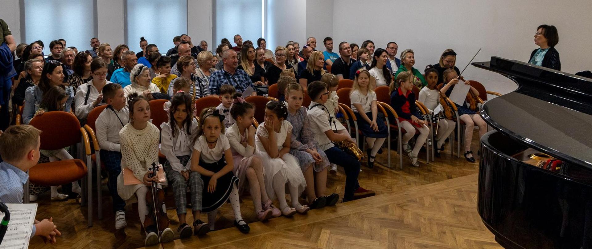 Koncerty klas pierwszych 2024. Przedkoncertowe zdjęcie publiczności.