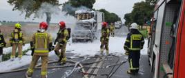 Na zdjęciu strażacy podczas akcji gaszenia samochodu na drodze