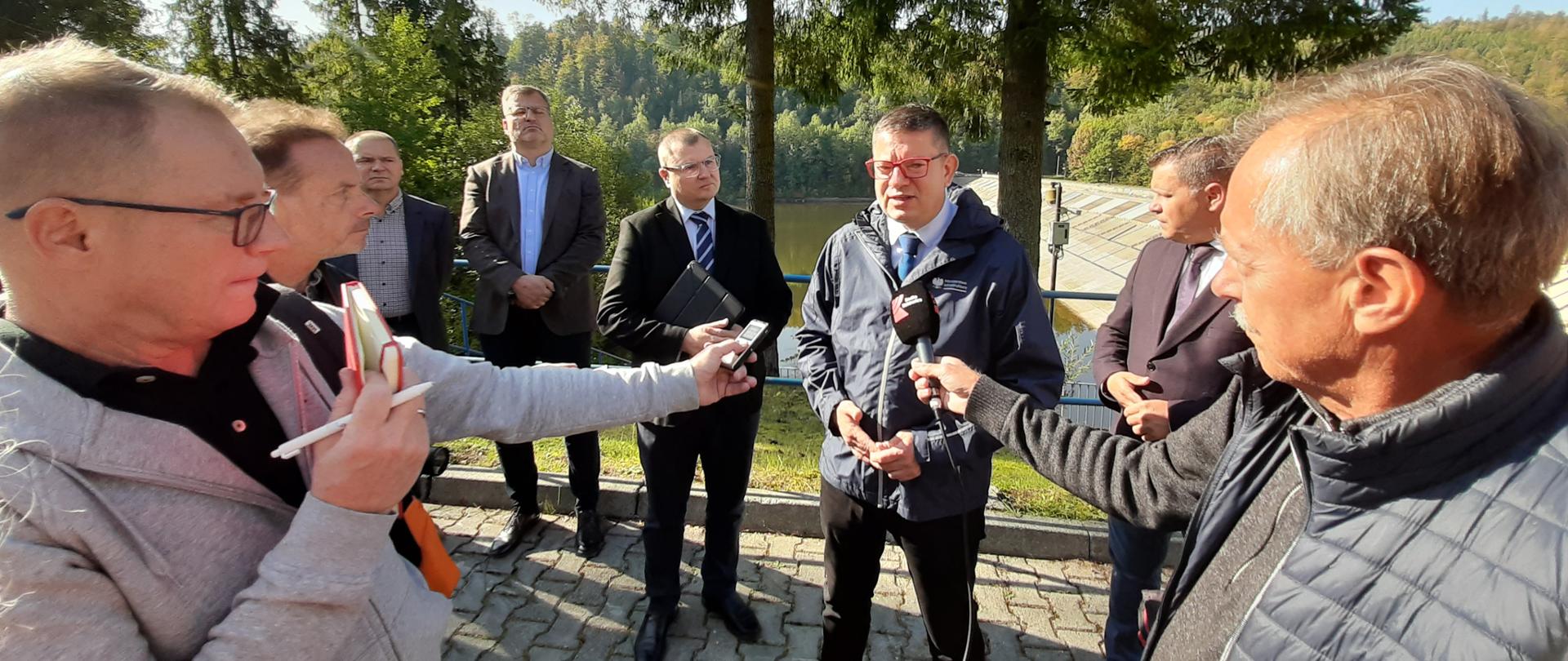 Konferencja prasowa z udziałem Wiceministra Infrastruktury Przemysława Koperskiego na zbiorniku Wisła Czarne