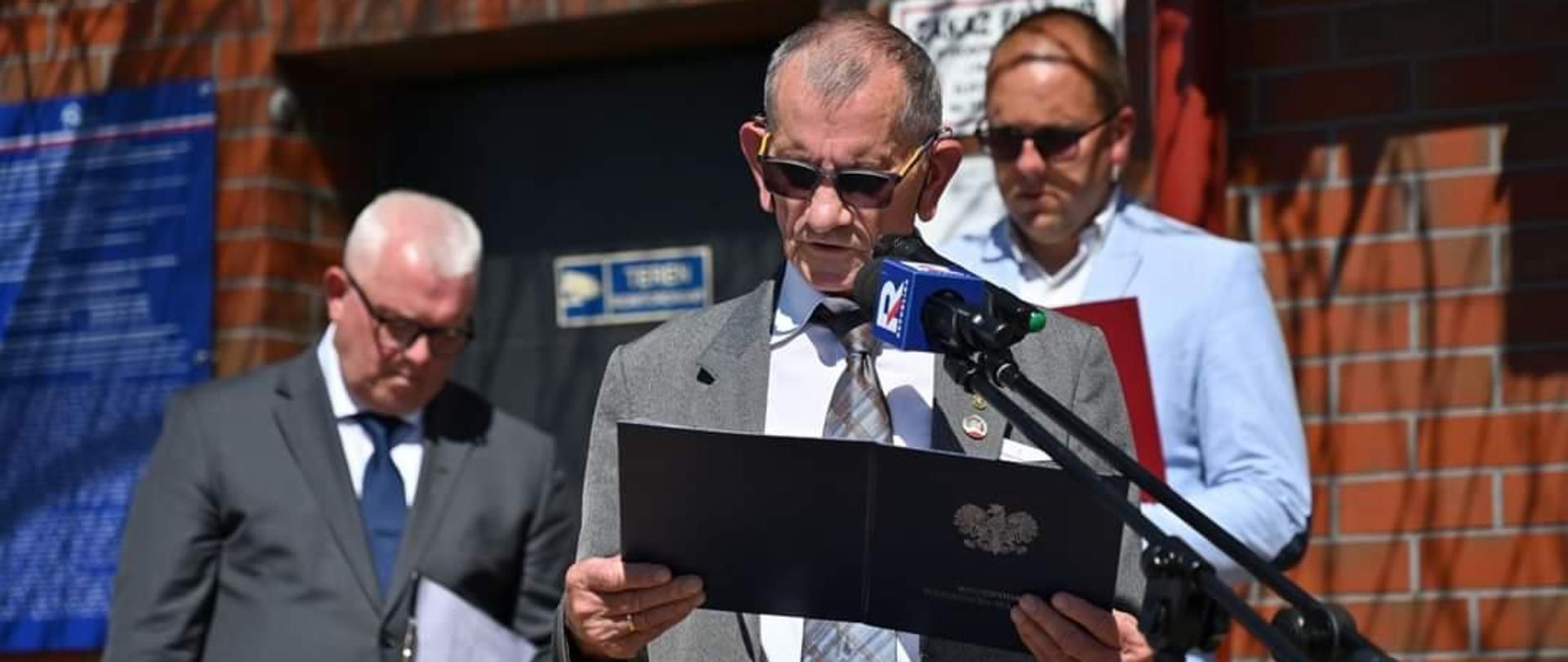 Pełnomocnik Władysław Kałudziński podczas uroczystości upamiętniających 42. rocznicę pobicia internowanych - odczytujący list od Wojewody Radosława Króla. 