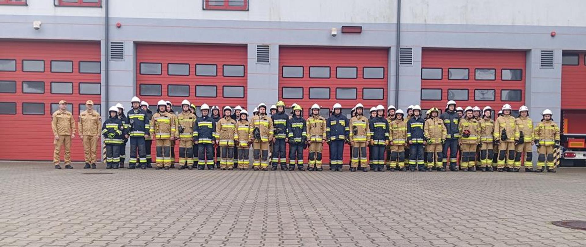 Nowi adepci pożarnictwa w powiecie staszowskim.