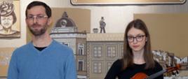 zdjęcie przedstawia autora wystawy Michała Lacha z córką ze skrzypcami
