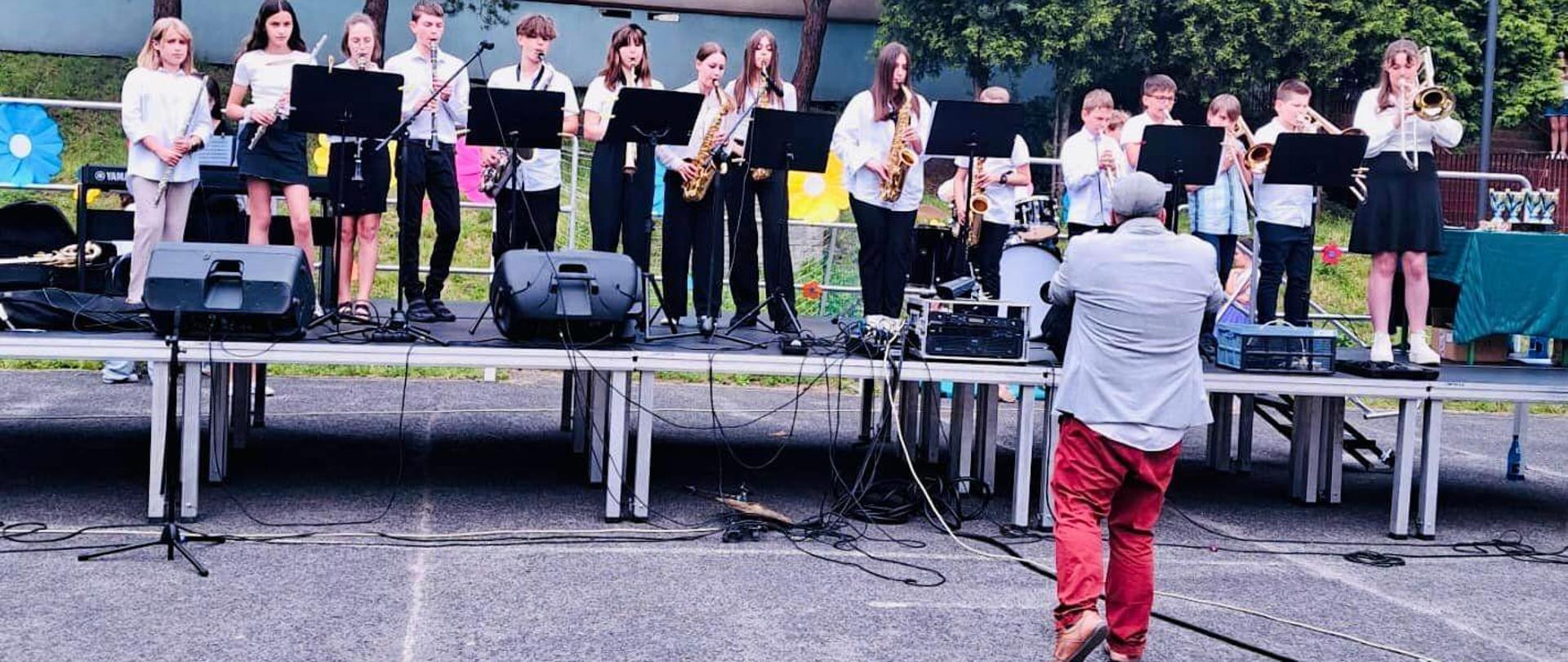 Zespół instrumentów dętych w na boisku szkolnym