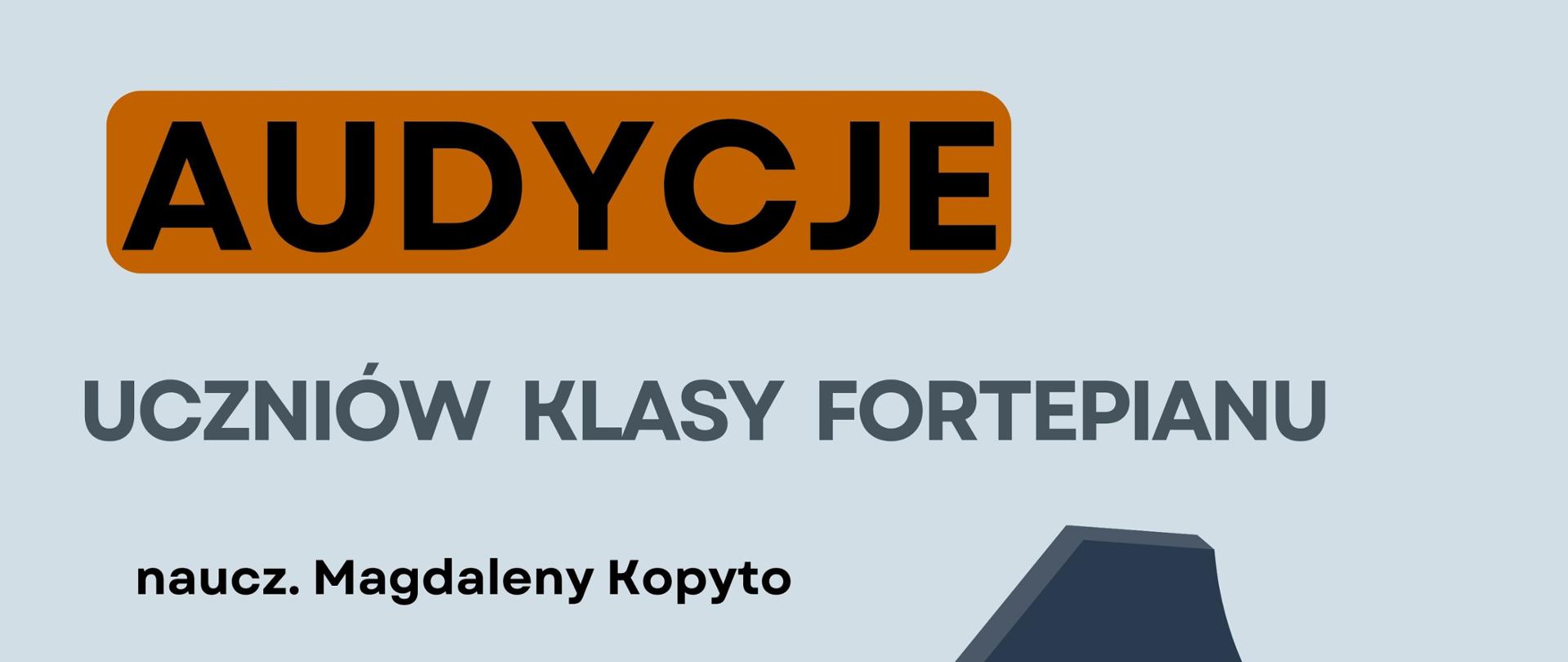 Pionowy plakat na jasnobłękitnym tle. Głównym, centralnym motywem graficznym jest płaska ilustracja czarnego fortepianu z podniesioną klapą i pomarańczowymi akcentami. W lewym górnym rogu znajduje się pomarańczowy, zaokrąglony prostokąt z tytułowym napisem. W dolnej części plakatu informacje organizacyjne umieszczono nałożone na siebie, ciemnogranatowe figury geometryczne (koło i zaokrąglony prostokąt) oraz białą aplę przy dolnej krawędzi.