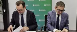 Sławomir Mazurek, wiceprezes NFOŚiGW oraz Andrzej Kamasa, dyrektor Specjalistycznego Szpitala Wojewódzkiego w Ciechanowie podpisują umowę o dofinansowanie termomodernizacji budynków szpitala. 