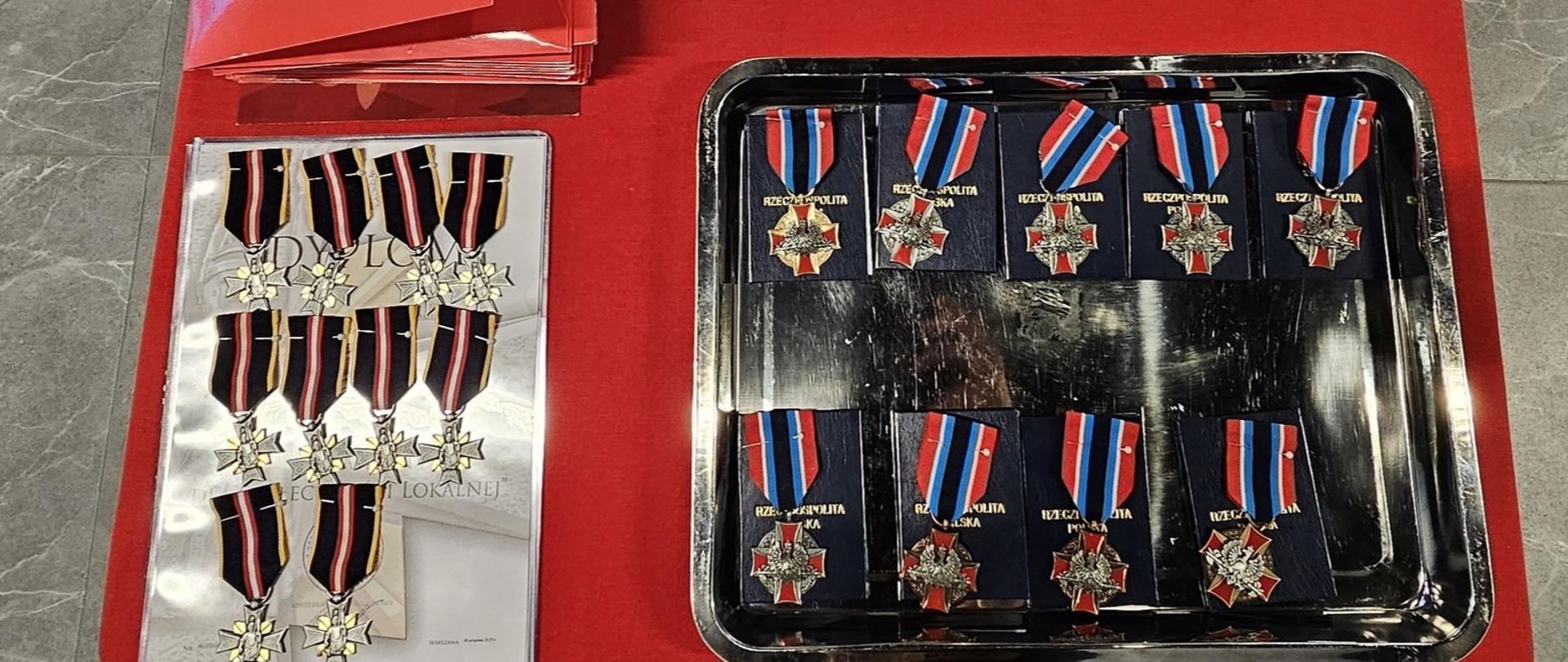 Narodowe Święto Niepodległości. Zdjęcie przedstawia strażaków komend powiatowych miejskich podczas uroczystości Narodowego Święta Niepodległości. 