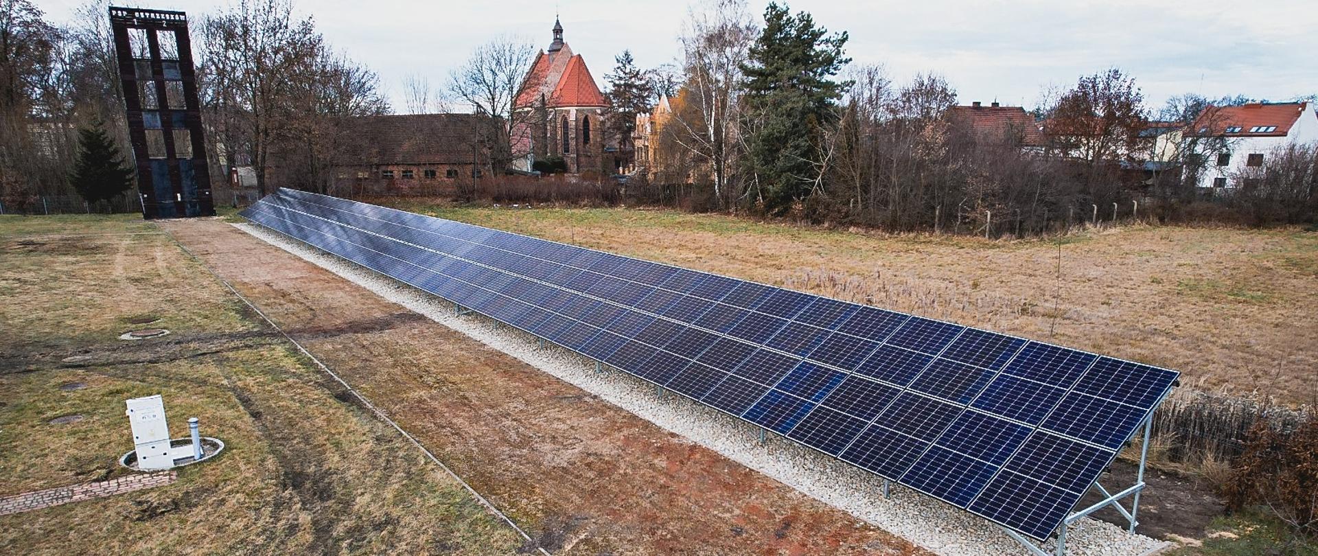 Instalacja fotowoltaiczna zamontowana na stelażu na placu wewnętrznym w komendzie w Ostrzeszowie