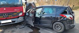 Na zdjęciu widzimy samochód osobowy, który uderzył w samochód ciężarowy