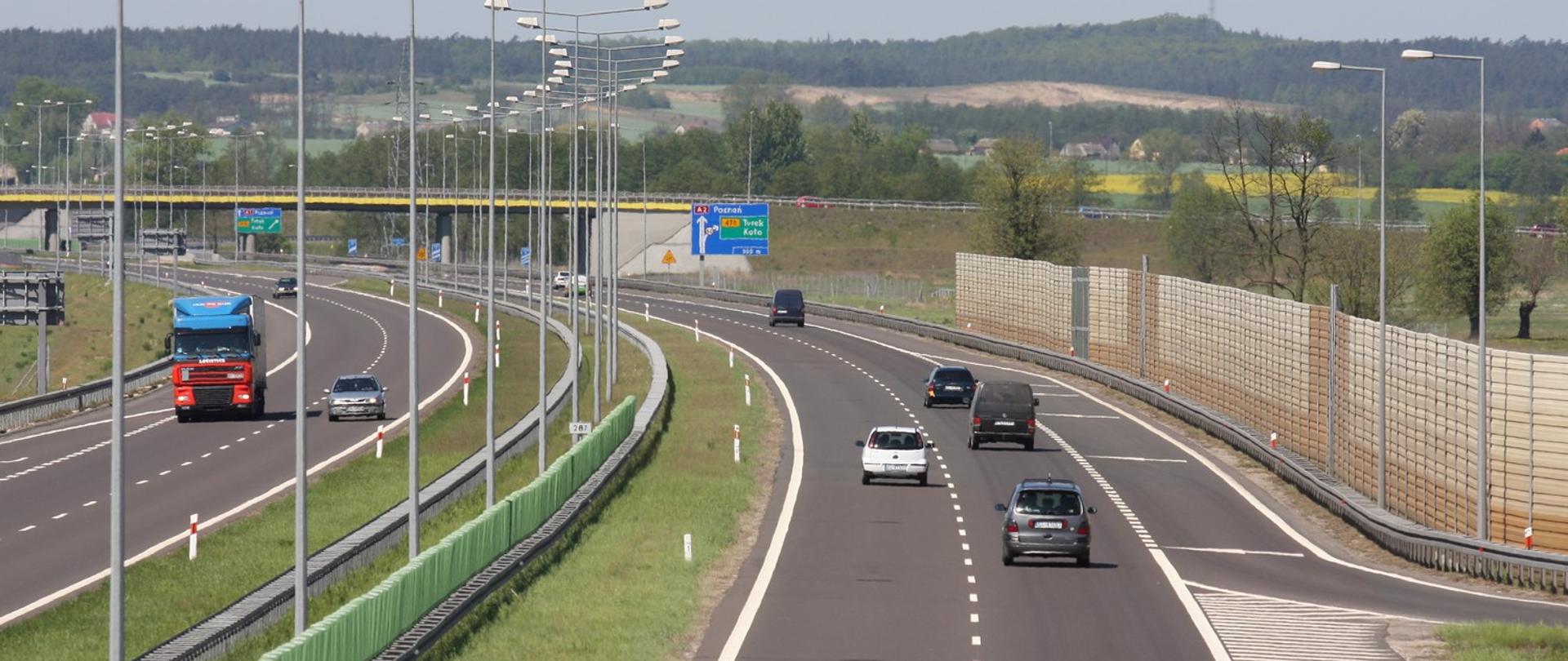 Na zdjęciu pojazdy na autostradzie A2 
