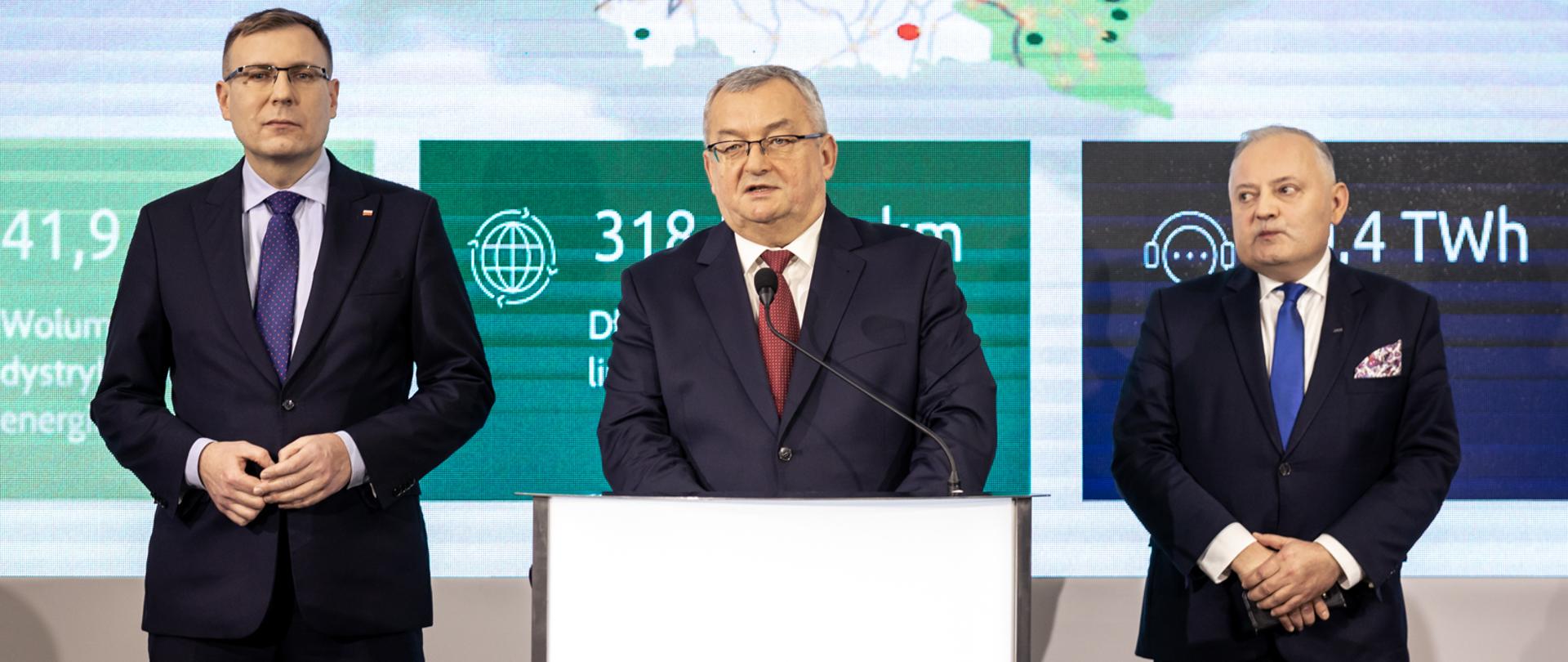 Minister infrastruktury Andrzej Adamczyk w trakcie konferencji prasowej