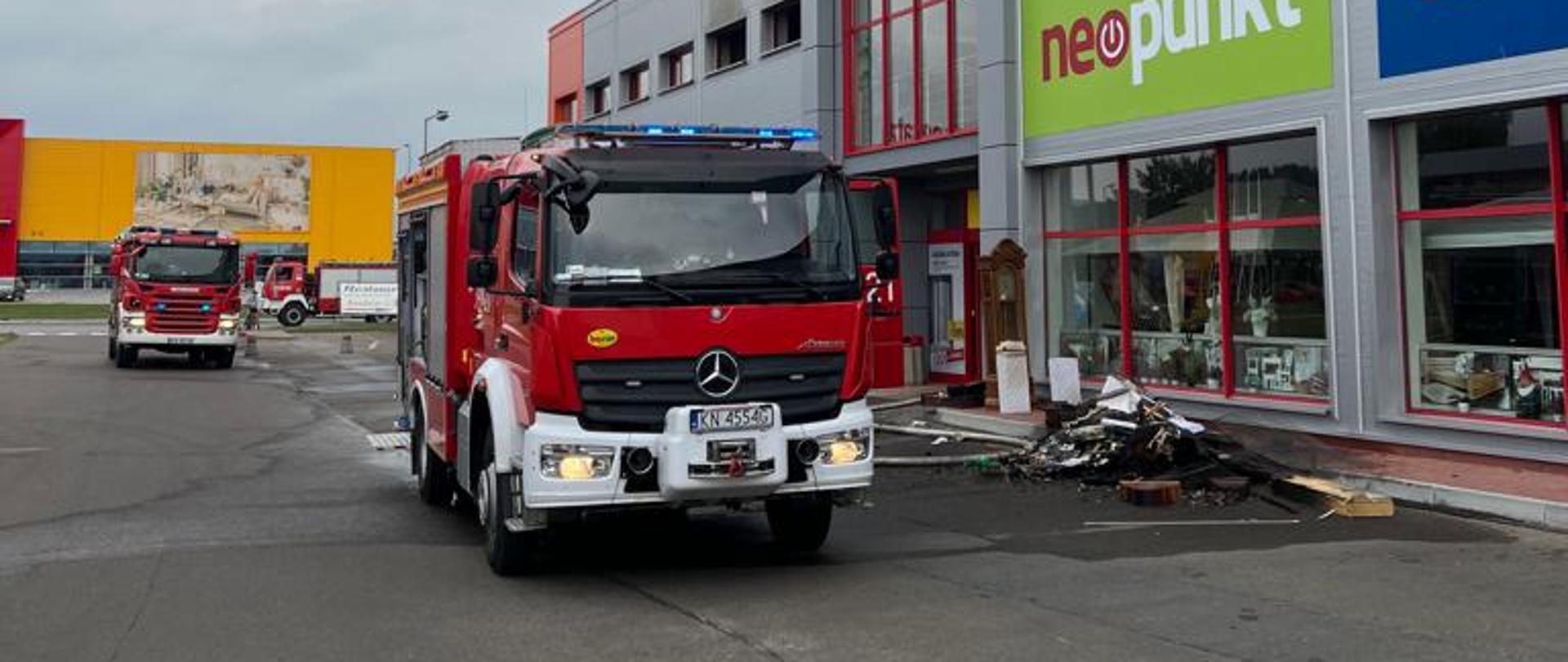 Samochody pożarnicze przed galerią handlową