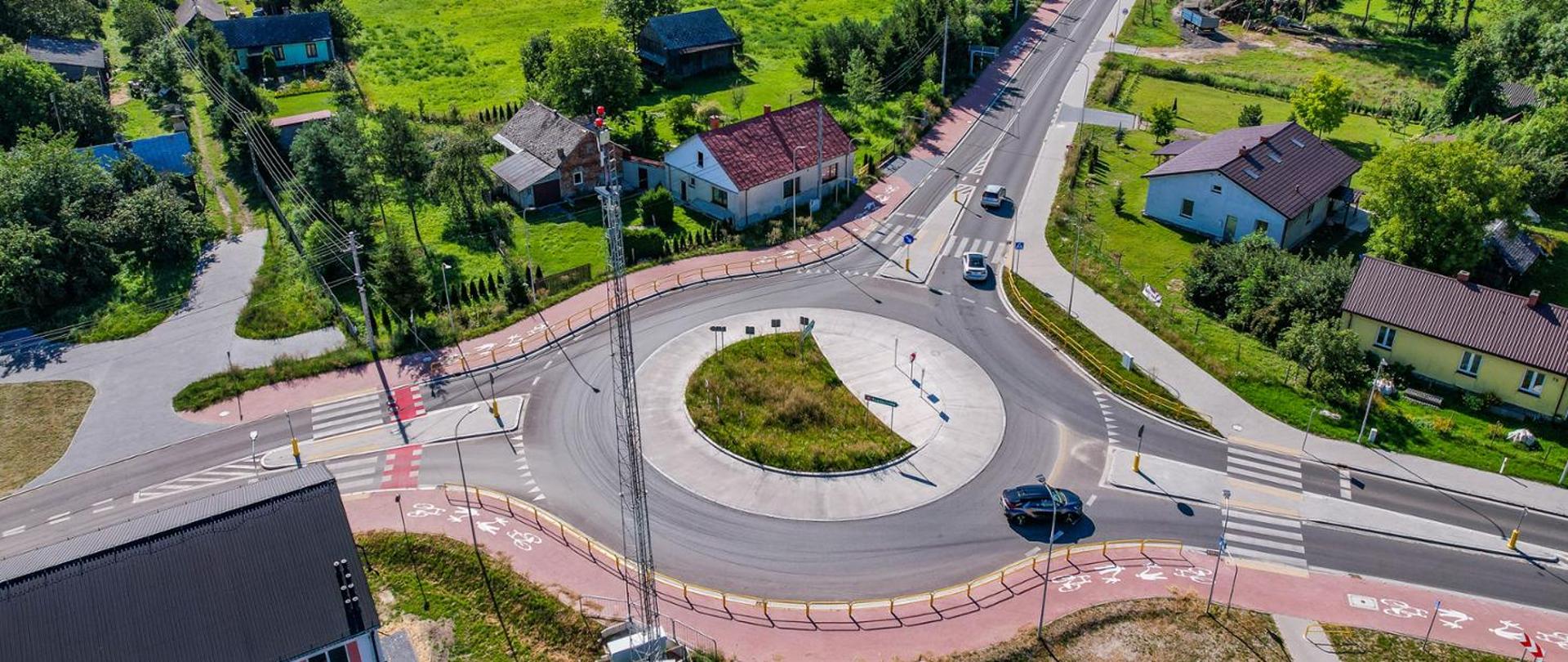 Fotografia przedstawia rondo w ujęciu z drona, na DK46 odcinek Lelów-Nakło