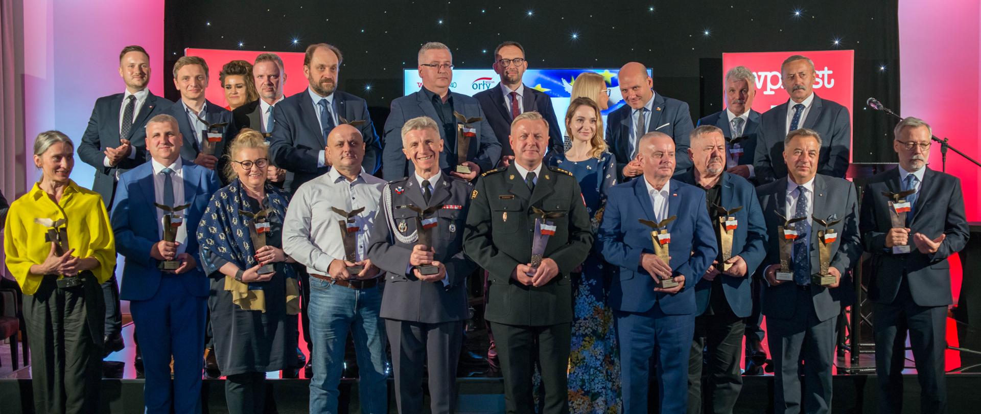 laureaci prezentują otrzymane wyróżnienia