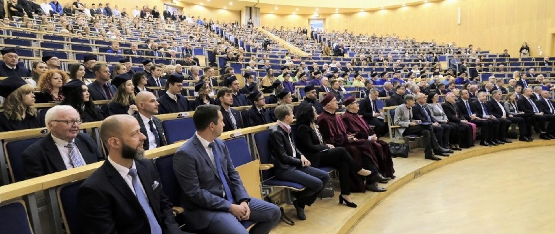 duża aula na której siedzą ludzie