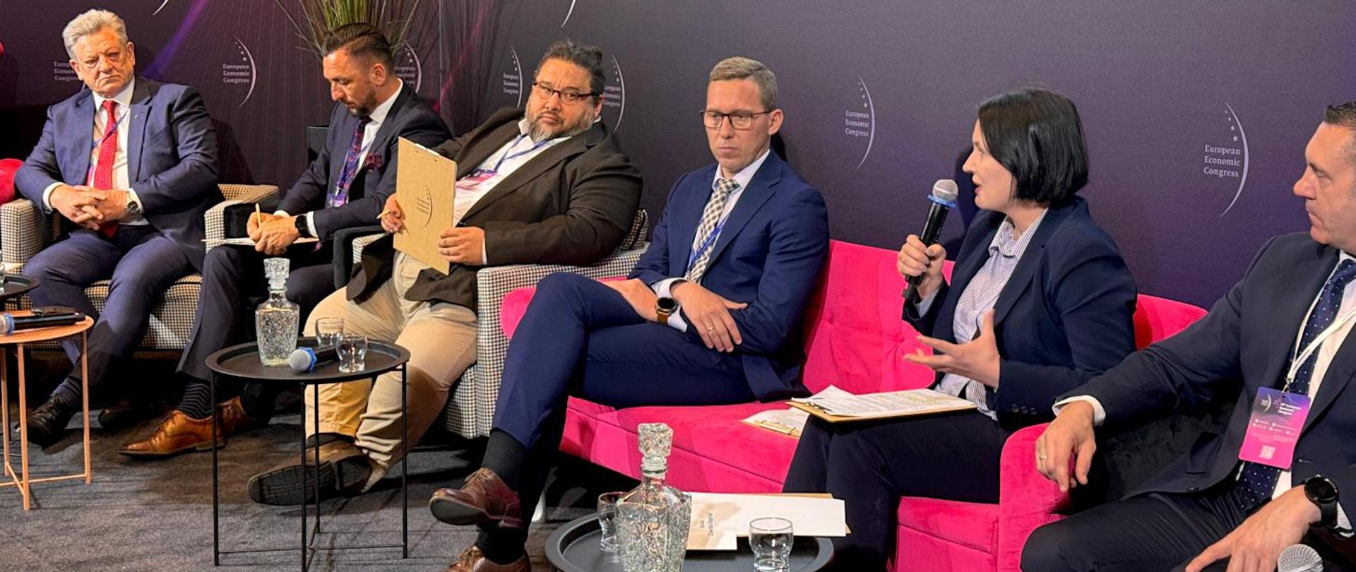 6 siedzących osób- panelistów, wśród nich Prezes NFOŚiGW Dorota Zawadzka-Stępniak