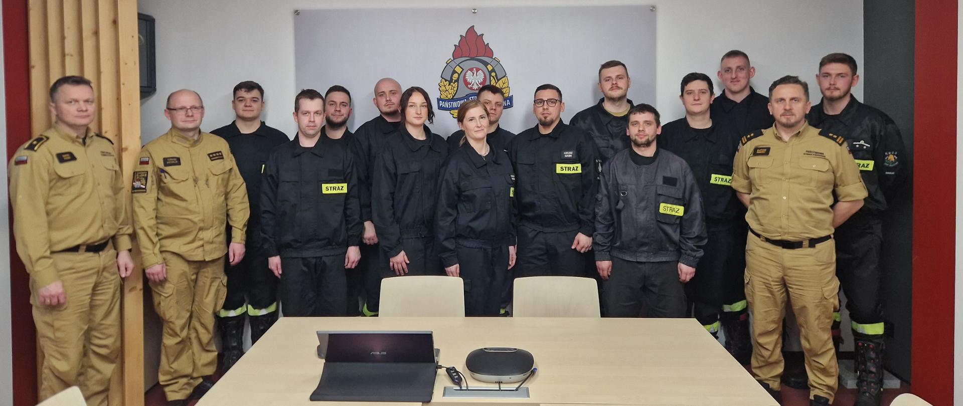 Na zdjęciu uczestnicy szkolenia OSP oraz komisja egzaminacyjna PSP